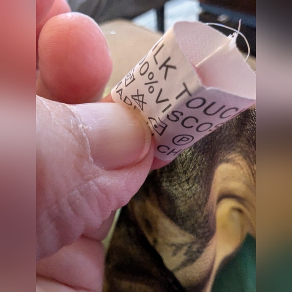 100% viscose, silk feel scarf. Chiffon like material. Feather pattern. Wrap. - Picture 7 of 7